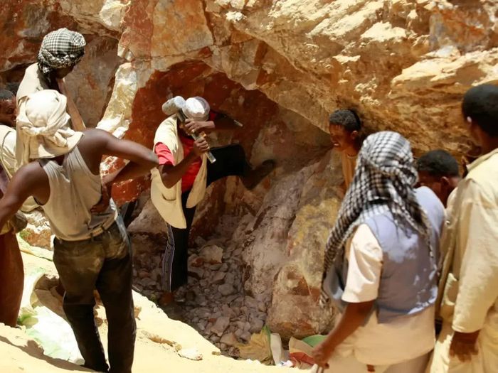 Công nhân đang đập đá tại một mỏ vàng ở bang Gadarif(Sudan). Ảnh: Reuters