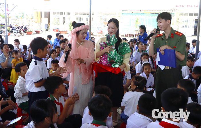 Thông qua phần trả lời câu hỏi, các em học sinh nhận biết những nguy cơ và cách xử lý khi gặp những tình huống bất thường trên môi trường mạng
