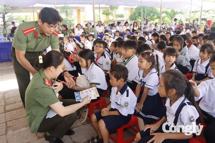 Các tờ rơi về thông điệp 5 KHÔNG để an toàn trên mạng được cán bộ hướng dẫn rất nhiệt tình cho các em học sinh