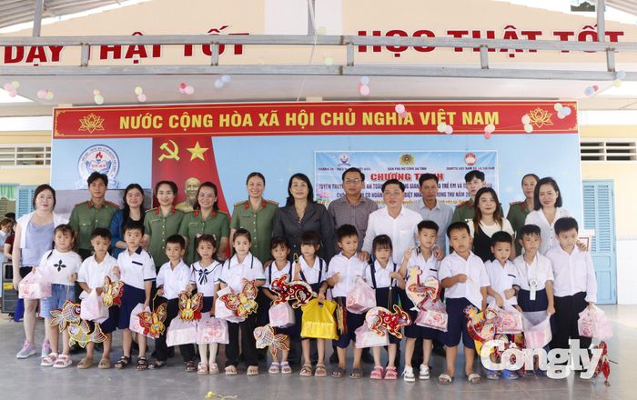 Đoàn công tác Công an tỉnh, Đảng ủy, UBND xã và mạnh thường quân trao tặng quà Trung thu cho các em học sinh có hoàn cảnh khó khăn