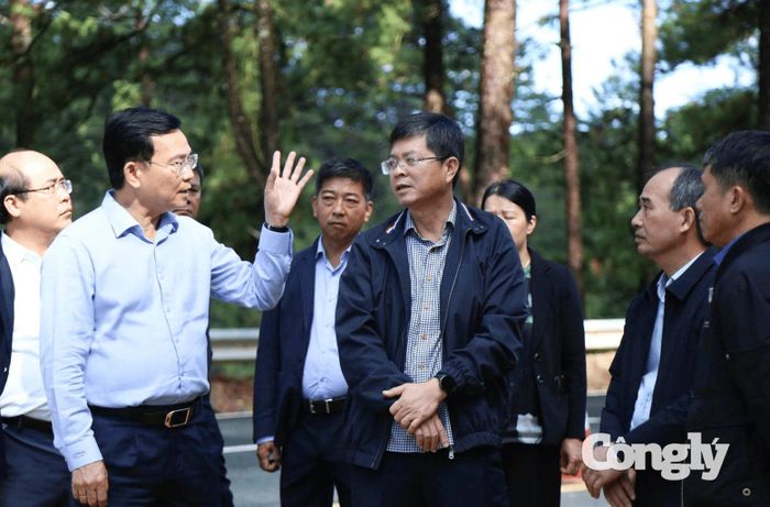 Chủ tịch UBND tỉnh Hồ Văn Mười (bìa trái) đề nghị các đơn vị khẩn trương khắc phục vị trí sạt lở đèo Prenn.