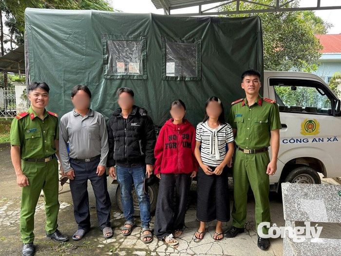 Công an xã Đam Rông 2 phối hợp cùng gia đình tiếp nhận và đưa các em trở về nhà.