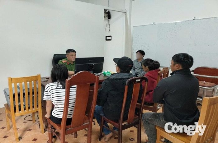 Công an xã Đam Rông 2 tuyên truyền, hướng dẫn các em và gia đình kỹ năng phòng ngừa nguy cơ trên không gian mạng.