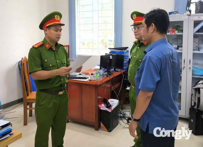 Cơ quan CSĐT Công an tỉnh tống đạt quyết định khởi tố bị can đối với Nguyễn Kỳ Trí