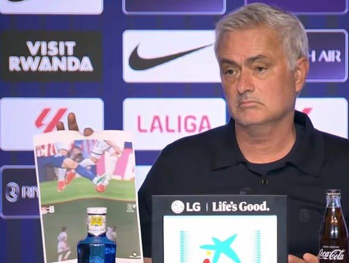 Mourinho tức giận đến mức in ra những pha phạm lỗi mà ông cho là bị bỏ sót. Ảnh: Dailymail
