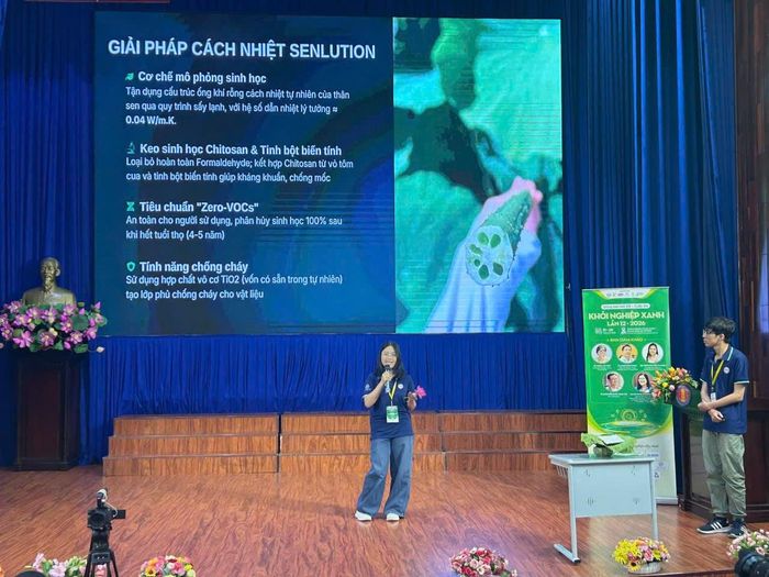 Bạn trẻ Đinh Thụy Thùy Linh thuyết trình về dự án Senlution - Vật liệu cách nhiệt xanh từ thân sen. Ảnh: Trần Quỳnh.