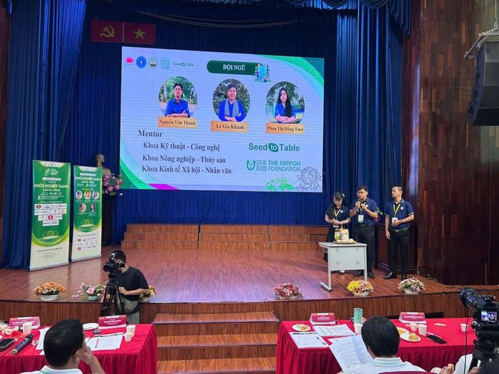 Nhón bạn Lê Gia Khánh, Nguyễn Văn Thanh và Phan Thị Hồng Tươi trình báy về dự án PGS MANGO LOOP - Chuỗi giá trị xanh bền vững. Ảnh: Trần Quỳnh.