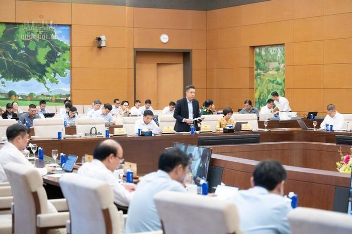 Thứ trưởng Nguyễn Việt Sơn cho biết, dự thảo Luật gồm 3 điều, trong đó sửa đổi, bổ sung chủ yếu 23 điều, bãi bỏ 3 điều. Ảnh: Vũ Hiếu