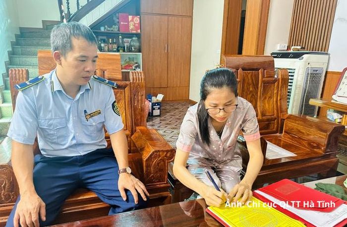 Đội QLTT số 2, Chi cục QLTT Hà Tĩnh ký cam kết với các hộ kinh doanh trên địa bàn.