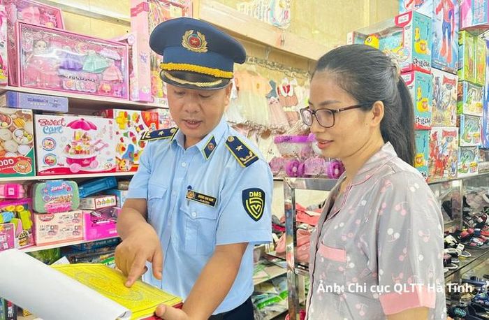 Chi cục QLTT Hà Tĩnh xác định việc nâng cao nhận thức pháp luật cho chính những người tham gia phân phối hàng hóa là giải pháp mang tính gốc rễ và bền vững nhất.