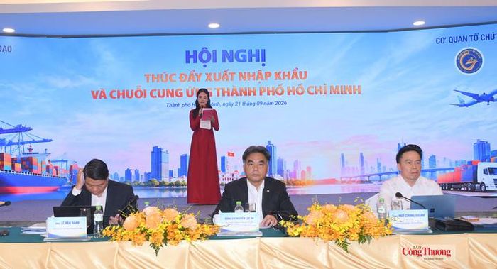 Ông Nguyễn Lộc Hà - Phó Chủ tịch Thường trực UBND TP. Hồ Chí Minh, ông Ngô Chung Khanh - Phó Vụ trưởng Vụ Phát triển thị trường nước ngoài và Thương mại đa biên (Bộ Công Thương), Lê Văn Danh, Phó Giám đốc Sở Công Thương TP. Hồ Chí Minh, chủ trì hội nghị.