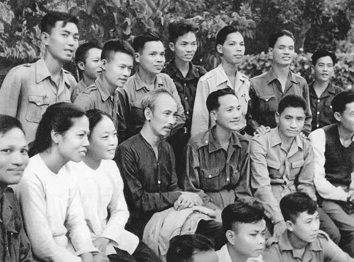 Chủ tịch Hồ Chí Minh với đoàn đại biểu Nam bộ từ chiến trường miền Nam ra chiến khu Việt Bắc báo cáo với Trung ương Đảng, Bác Hồ và Chính phủ về quyết định kháng chiến của đồng bào và chiến sĩ miền Nam (10/1949). Ảnh: hochiminh.vn.