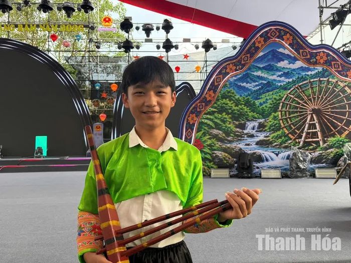 Giàng A Súa trong trang phục dân tộc biểu diễn tại Chương trình “Biên cương - Đêm hội Trăng rằm”.