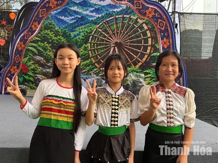 Các em học sinh Trường Tiểu học & THCS Mường Lát háo hức nhận quà vì có thành tích xuất sắc trong học tập.