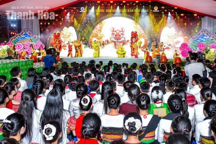 Chương trình “Biên cương - Đêm hội trăng rằm 2026” diễn ra trong niềm hân hoan của các em nhỏ xã Mường Lát, Thanh Hoá.