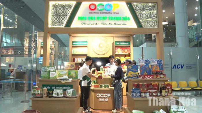 Gian hàng “Tinh hoa OCOP Thanh Hóa” tại Cảng Hàng không Thọ Xuân đang trưng bày, giới thiệu gần 50 sản phẩm OCOP từ 3 sao trở lên.
