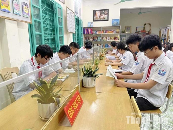 Học sinh Trường THCS Lê Quý Đôn trong một buổi đọc sách tại thư viện nhà trường.