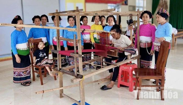 Hội viên Hội LHPN xã Thanh Quân học nghề dệt thổ cẩm.