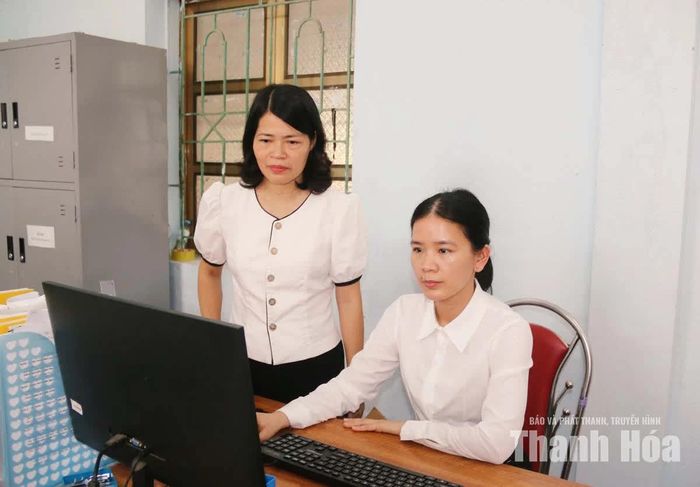 Tổ công tác số hóa hồ sơ đảng viên Đảng ủy xã Thiệu Tiến tập trung rà soát, số hóa cơ sở dữ liệu hồ sơ đảng viên.