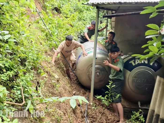 Các lực lượng chung tay hỗ trợ người dân tại xã Hiền Kiệt.