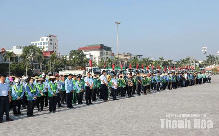 Lực lượng chức năng dự lễ ra quân.