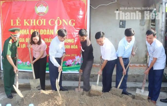 Lãnh đạo xã Nga Sơn, đại diện thôn Lê Lợi thực hiện nghi thức động thổ, khởi công xây dựng ngôi nhà mới cho gia đình ông Trần Văn Hùng.