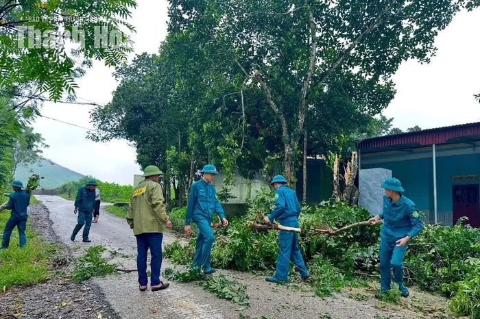Các lực lượng địa phương tham gia chặt tỉa cây cối, tạo mặt bằng thi công.