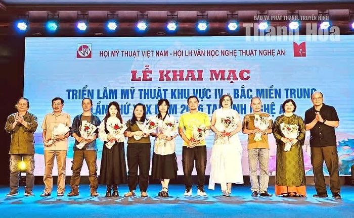 Ban Tổ chức trao giải cho các tác giả có tác phẩm đoạt giải tại Triển lãm Mỹ thuật khu vực IV lần thứ 30, năm 2026.