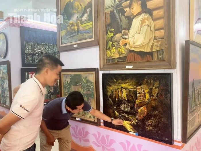 Họa sĩ, nhà điêu khắc và đại biểu trao đổi về những tác phẩm được giới thiệu tại triển lãm.