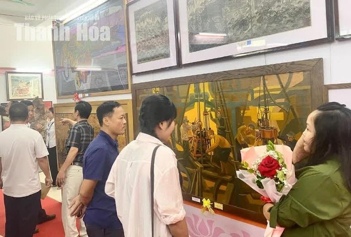 Triển lãm giới thiệu 221 tác phẩm của 192 họa sĩ, nhà điêu khắc.