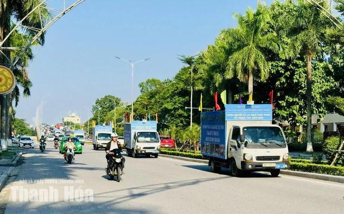 Các xe lưu động tuyên truyền theo các tuyến, địa bàn được phân công để đưa thông tin về an toàn thực phẩm đến đông đảo người dân.