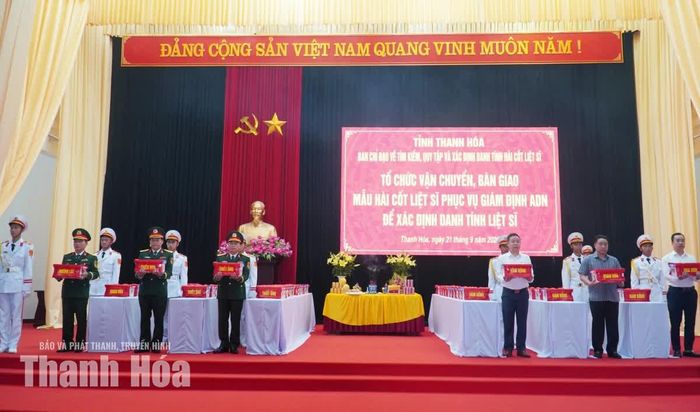 Các lực lượng vận chuyển, bàn giao mẫu hài cốt liệt sĩ phục vụ giám định ADN xác định danh tính.