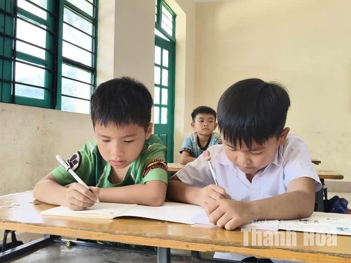 Học sinh điểm trường khu Vịn chăm chú viết bài trong giờ học.