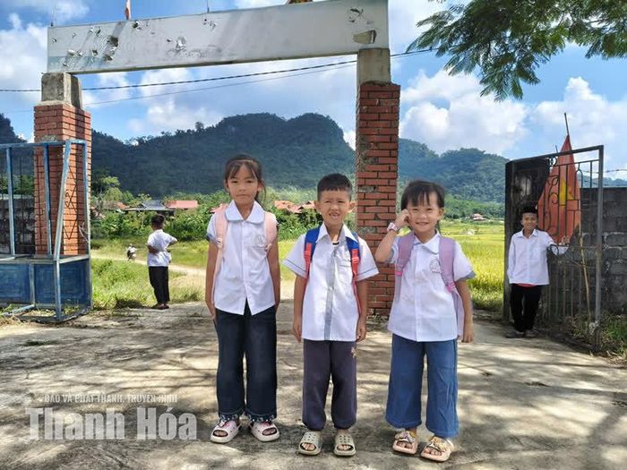 Các em học sinh bắt đầu một ngày học mới tại điểm trường khu Vịn.