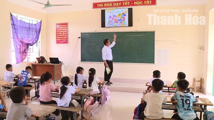 Một giờ học tiếng Anh của học sinh tại điểm trường khu Vịn, Trường Phổ thông Nội trú Tiểu học và THCS Bát Mọt.
