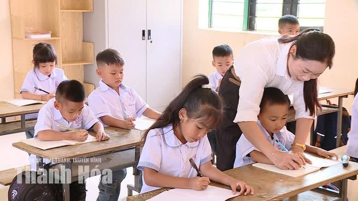 Cô giáo Lữ Thị Tuyên ở điểm trường khu Vịn tận tụy với học sinh vùng biên.
