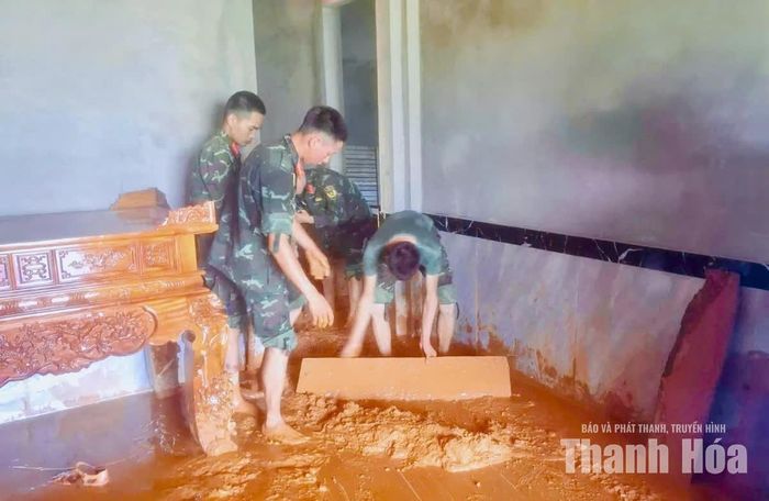 Gần 200 cán bộ, chiến sĩ Sư đoàn 390, Quân đoàn 12 đã hành quân về các thôn trên địa bàn xã Kim Tân, hỗ trợ người dân thu dọn bùn đất lắng đọng trên nền nhà sau khi nước rút.
