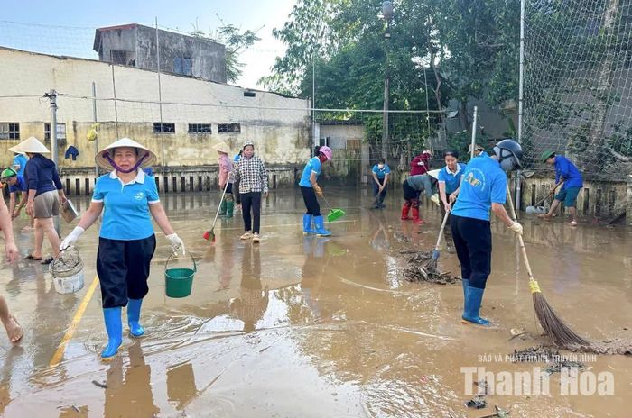 Hội viên phụ nữ tích cực tham gia vệ sinh nhà cửa, khuôn viên và các công trình công cộng.