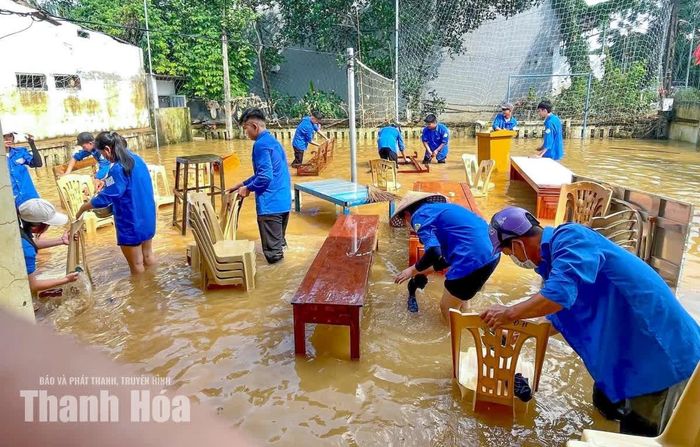 Lực lượng đoàn viên, thanh niên xã Kim Tân cũng tích cực tham gia vệ sinh, lau chùi bàn ghế bị ngập lụt.