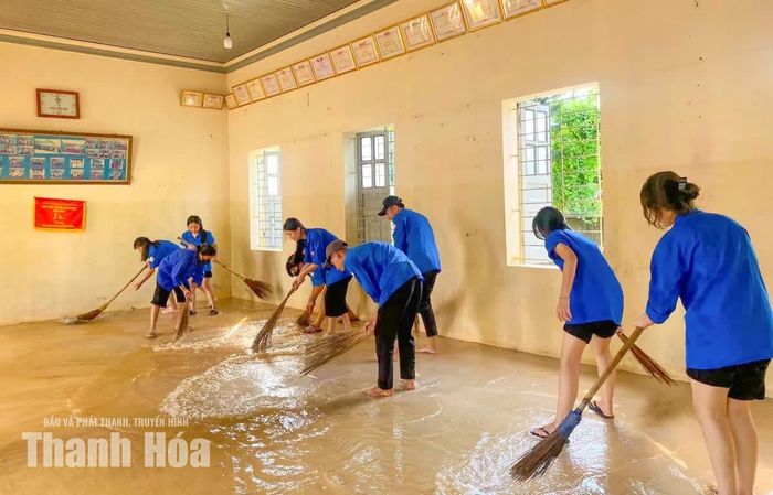 Nước rút đến đâu, lực lượng đoàn viên, thanh niên tập trung dọn lớp bùn đất còn đọng lại, rửa nền các công trình công cộng.