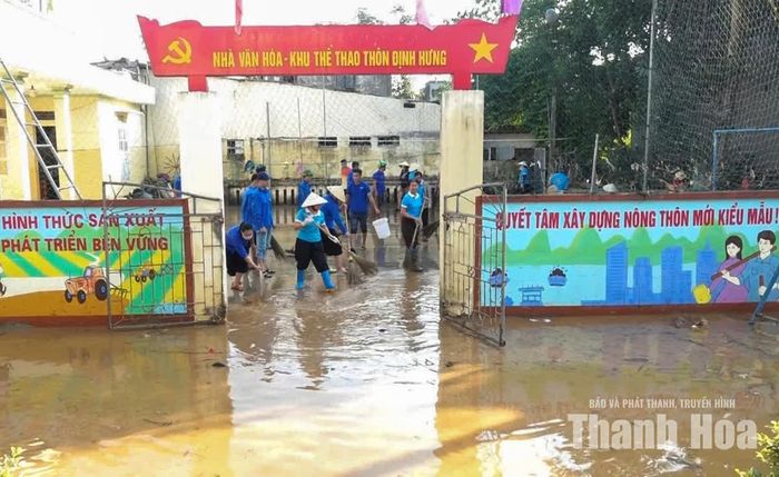 Tại các nhà văn hóa thôn, các lực lượng tập trung dọn bùn đất, vệ sinh khuôn viên.