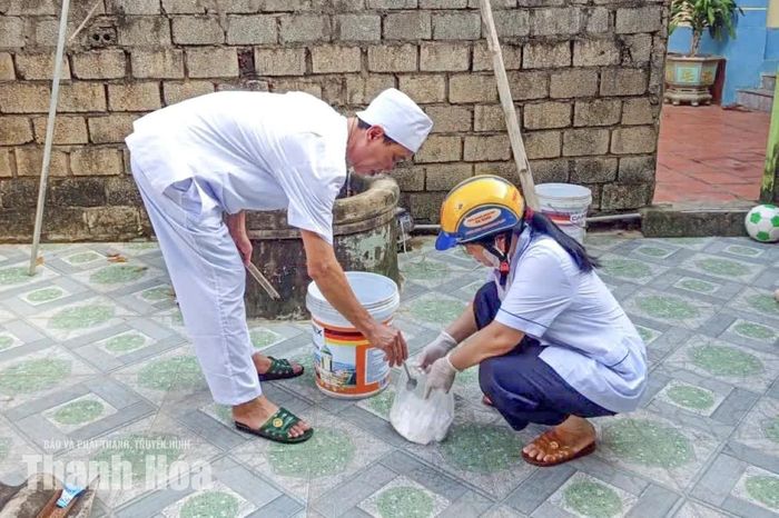 Để phòng, chống dịch bệnh sau khi nước lũ rút, lực lượng y tế xã Kim Tân đã tổ chức khử khuẩn giếng nước sinh hoạt của các hộ dân.