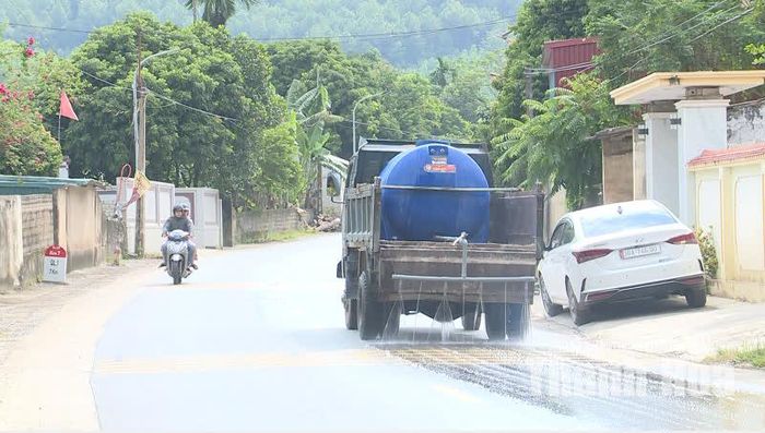 Xe tưới nước giảm bụi trên cung đường vận chuyển qua khu dân cư thôn Thanh Xá.