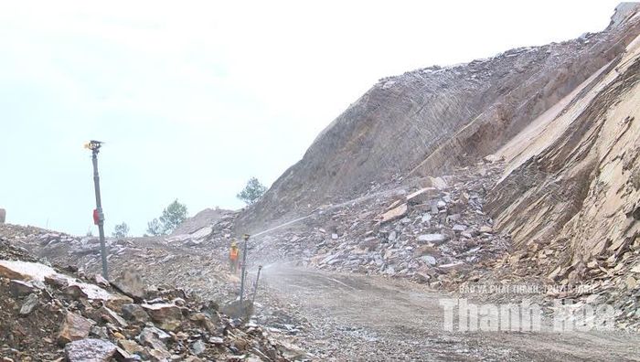 Công ty CP Xây dựng và Dịch vụ thương mại Hưng Phát lắp đặt hệ thống phun nước tự động tại các khu vực khai thác.