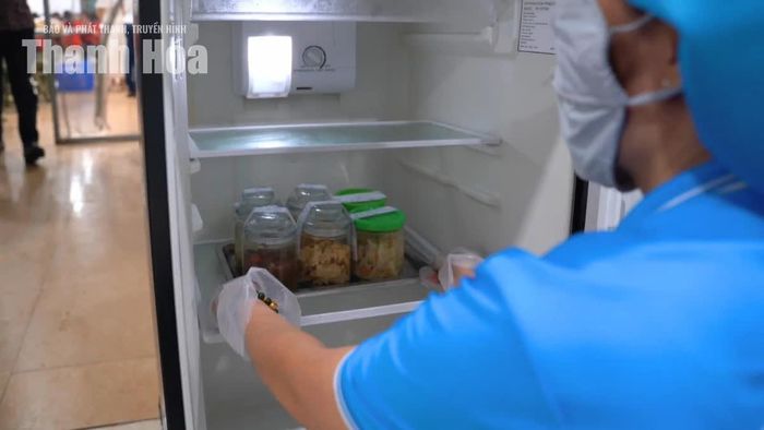 Nhà trường lưu mẫu thức ăn sau mỗi bữa ăn của học sinh để phục vụ công tác kiểm tra, truy xuất khi cần thiết.