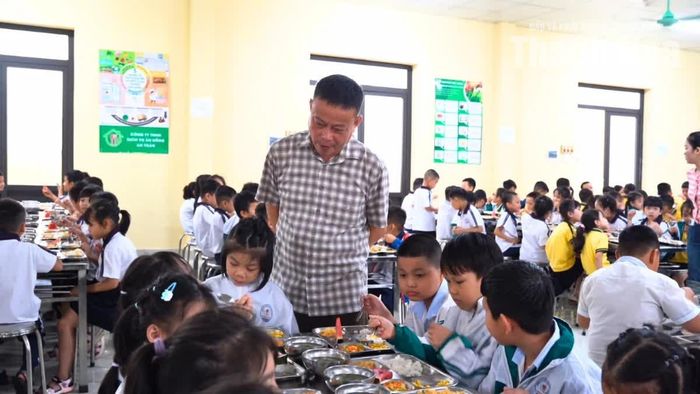 PGS.TS Ngô Xuân Lương, Hiệu trưởng Trường TH, THCS và THPT Hồng Đức thị sát bữa ăn bán trú của học sinh.