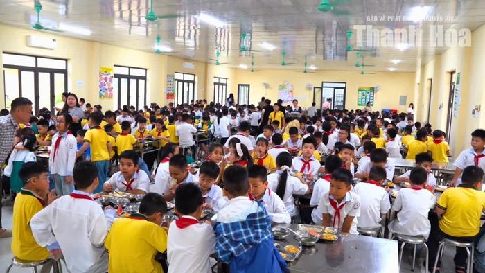Học sinh Trường TH, THCS và THPT Hồng Đức dùng bữa trưa tại trường trong những ngày đầu năm học mới.