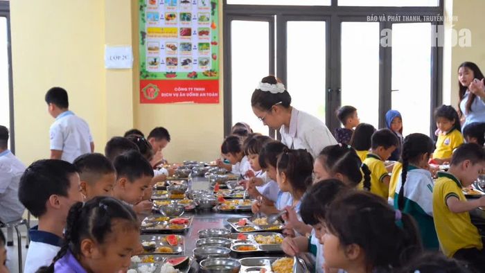Các suất ăn tại Trường TH, THCS và THPT Hồng Đức được chia theo định lượng phù hợp với độ tuổi học sinh.