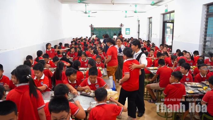 Học sinh Trường TH và THCS Trần Mai Ninh ăn trưa tại nhà ăn dưới sự quản lý, theo dõi của giáo viên.