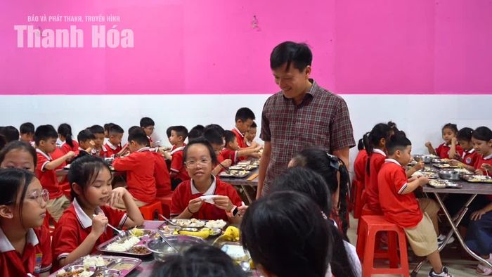 Thầy giáo Dương Lê Hoàn, Hiệu trưởng Trường TH và THCS Trần Mai Ninh thị sát bữa ăn bán trú.